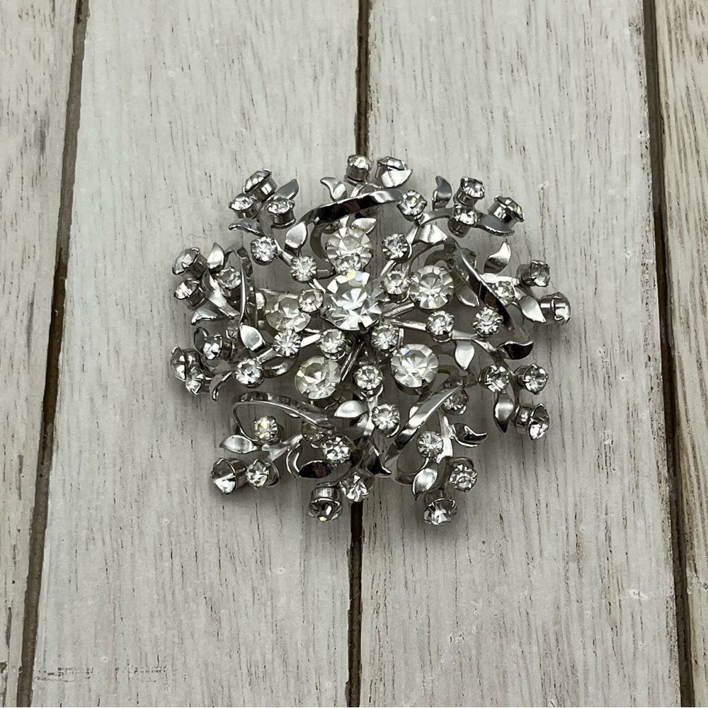 Vintage 1960s large glass Sparkling Silver and White Starburst Brooch - Picture 1 of 5